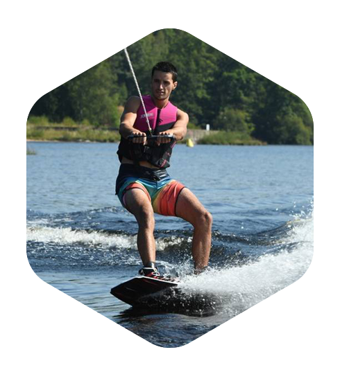 wakeboard-image-490x547-activité-nautique-pareloup-wakecamp